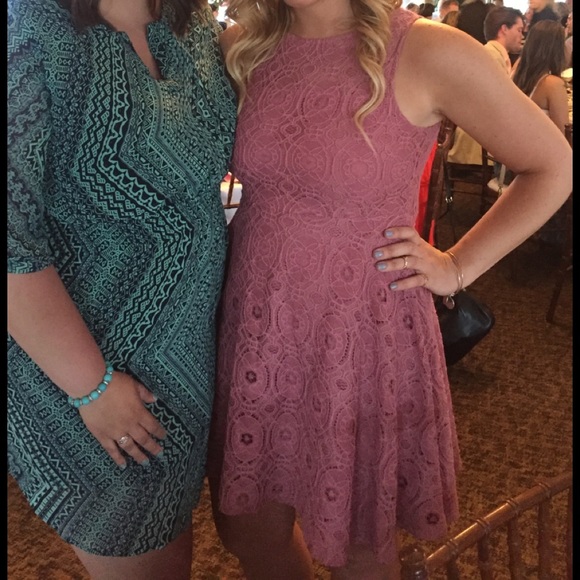 Deep rose lace dress - Picture 3 of 3